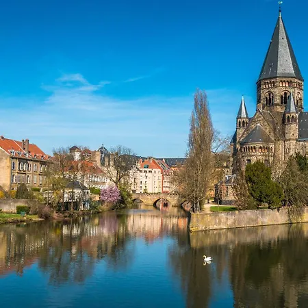 - Terracotta - Netflix Apartment