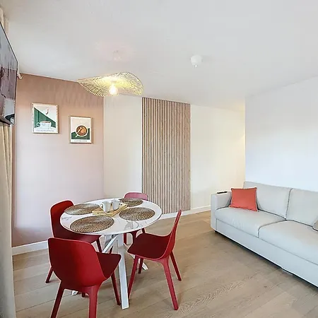 - Terracotta - Netflix Apartment *